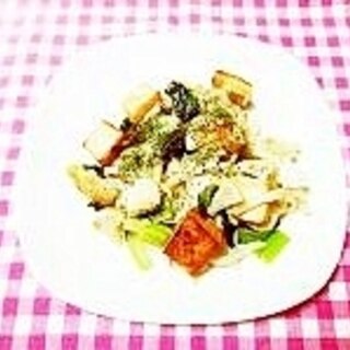 ムニエルのフレーク入り♪小松菜と厚揚げの焼きうどん